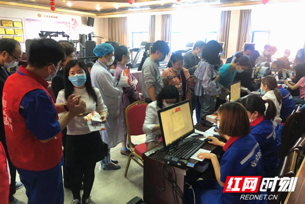 长沙石油青年志愿者为医护人院提供上门办理加油卡服务.jpg