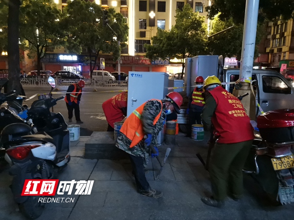 夜幕下，霓虹灯闪烁。中国电信怀化分公司5G建设队伍加班加点地进行光缆交接箱安装。_副本.jpg