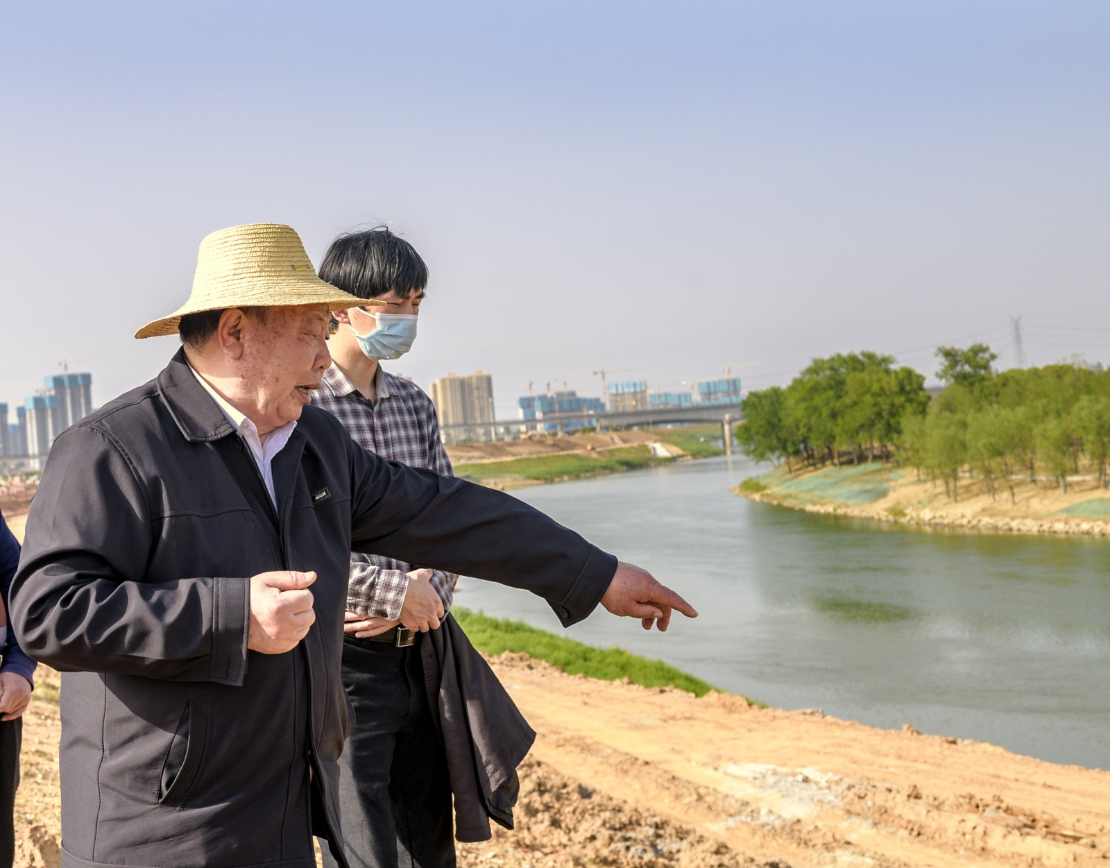 雨花区将防汛备汛大课堂“搬”到浏阳河大堤上，水利“老口子”李长勤边走边看边传授防汛经验。 长沙晚报全媒体记者  陈飞 摄