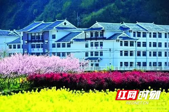 被媒体称为“中国最美乡村学校”的武陵源第二中学.jpg