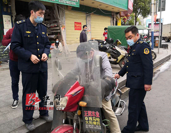 一摩托车非法营运被查获.gif