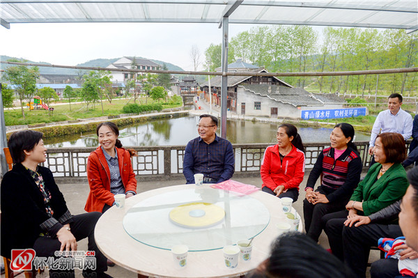 4月17日下午，市委副书记、市长雷绍业来到靖州渠阳镇林源村调研脱贫攻坚工作。（记者 杨智伟 摄）