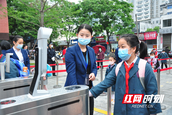 武陵区第一小学学生在老师的指导下进行入校检测（雷江峰 摄）.JPG