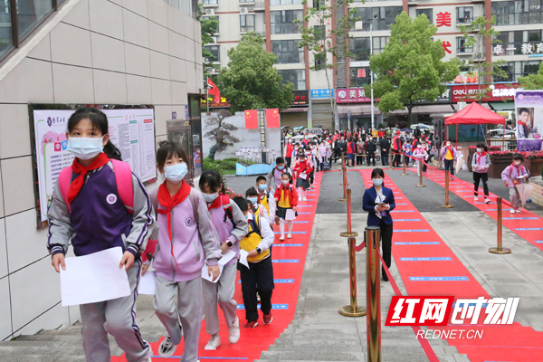 紫菱小学学生有序排队进校园（张鸿 摄）.JPG