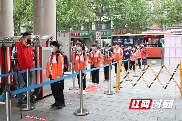 东升小学学生有序等待体温检测入校（胡青 摄）.JPG