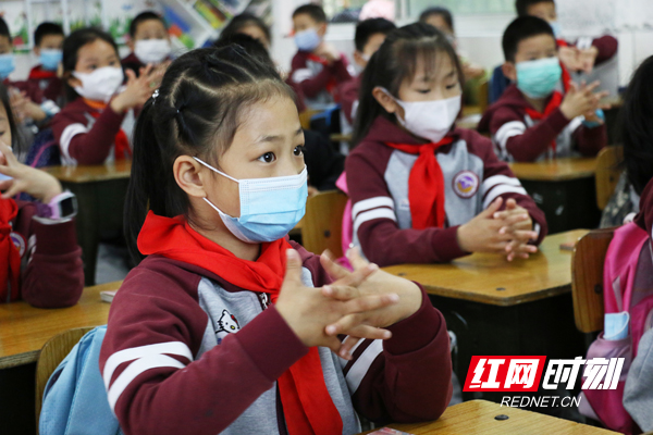 紫桥小学学生在开学第一课上学习“七步洗手法”（黄劲霞 摄）.jpg