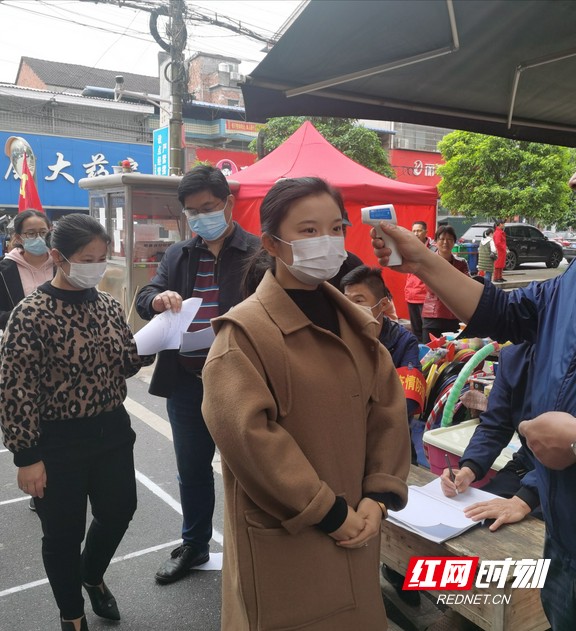 教职工客串学生和家长，依次入场。.marked.jpg