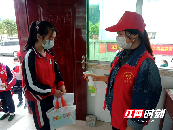 志愿者正在为入校学生进行洗手消毒.jpg