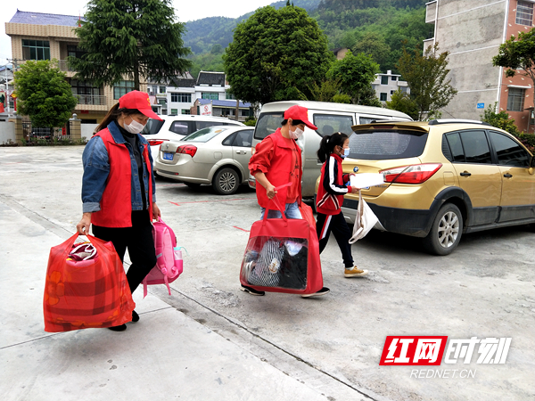 志愿者们帮助学生搬运行李.jpg