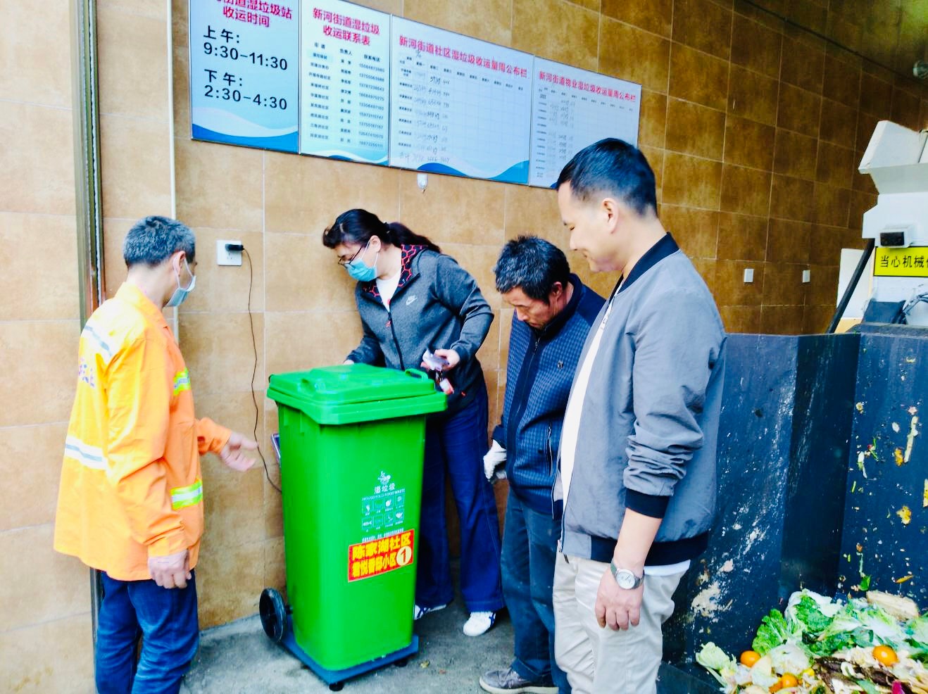 新河街道垃圾站工作人员对湿垃圾精准过磅称量。 通讯员 吴数硕 摄