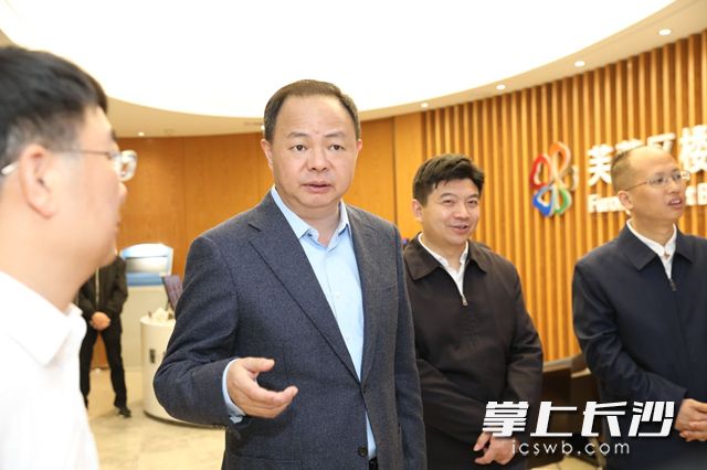 郑建新在芙蓉区调研督导经济社会发展。刘书勤摄