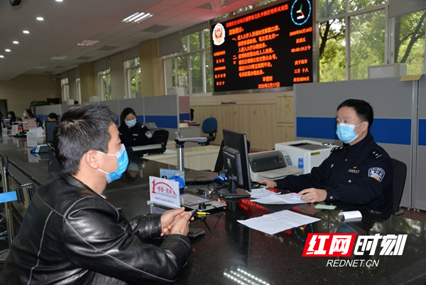 图五：民警一件事一次办热情服务.JPG