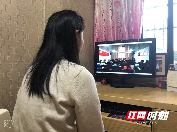 流动党员观看直播2.jpg