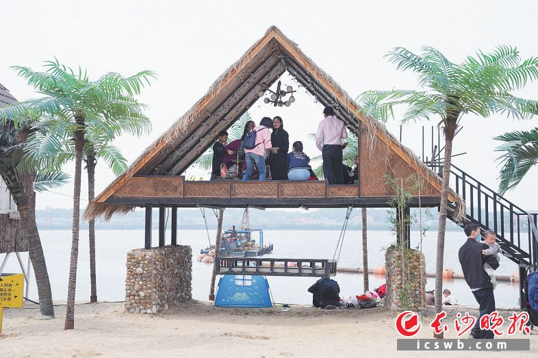 　　千龙湖生态旅游度假区内，市民在踏青、野餐，享受明媚的春光。　　均为长沙晚报全媒体记者 王志伟 邓迪 摄影报道