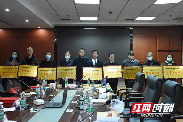 会议现场为获奖单位和个人颁奖。.jpg