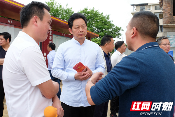 考察团在丁庙湾村考察 (2).jpg