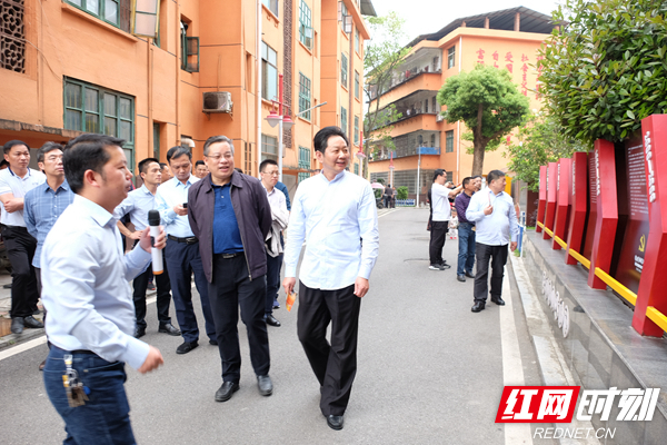 考察团在交通小区考察.jpg