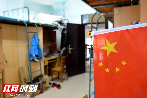 在琴湖2栋127室，一面国企插在床边，展示着它的魅力。.jpg