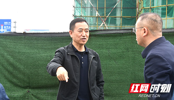 在高铁新城二期项目部督查违规用地2020.4.jpg