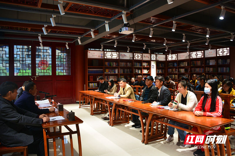 文化园“蓉城书屋”内，来自不同单位的阅读爱好者举办了一场阅读分享会。_副本.jpg
