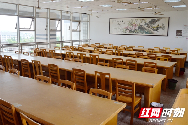 平日里，图书馆的座位需要在网上预订，一位难求。.jpg