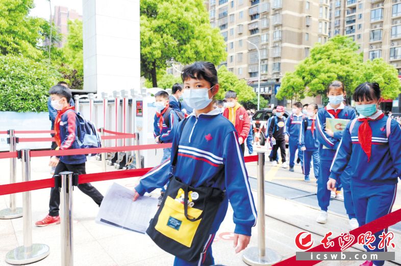 　　25日，长沙市雨花区枫树山大桥小学高年级学复学，学生戴着口罩有序进入校园。　　长沙晚报全媒体记者 邹麟 通讯员 李华英 摄影报道