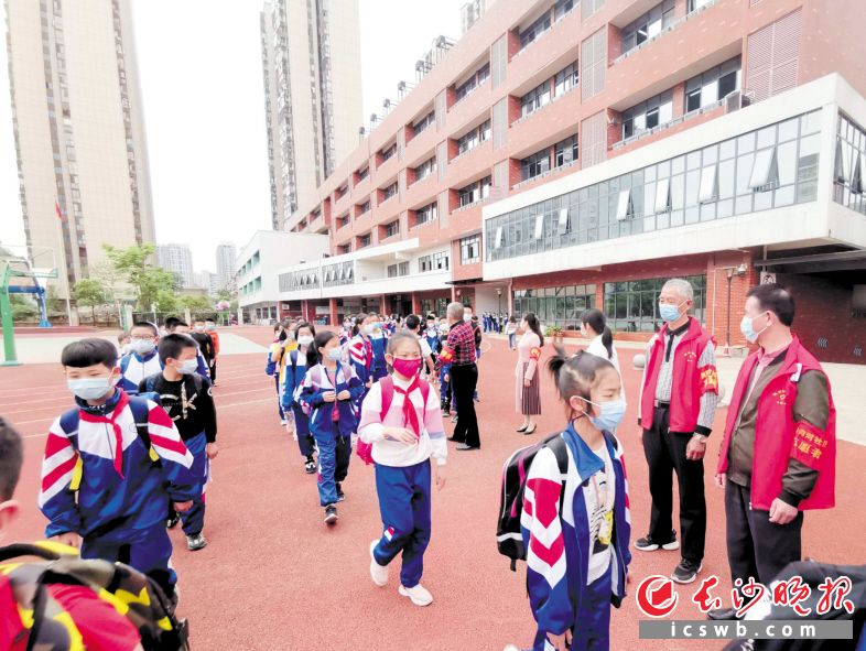 　　伍家岭街道浏阳河社区组织30名志愿者组成“护学岗”，助力小学复学。    长沙晚报全媒体记者   贺文兵   通讯员 沈静  摄影报道