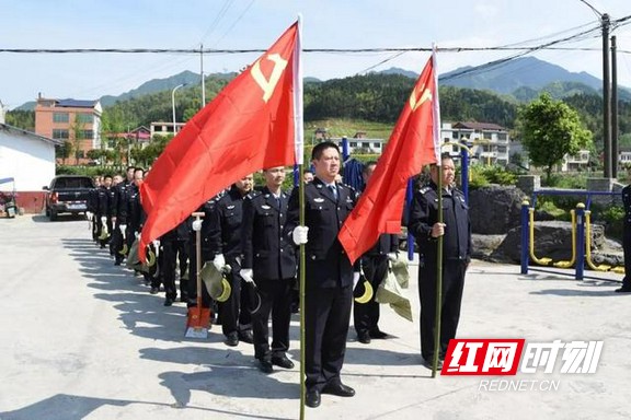 出发前整队，说明除草时的注意事项。.marked.jpg