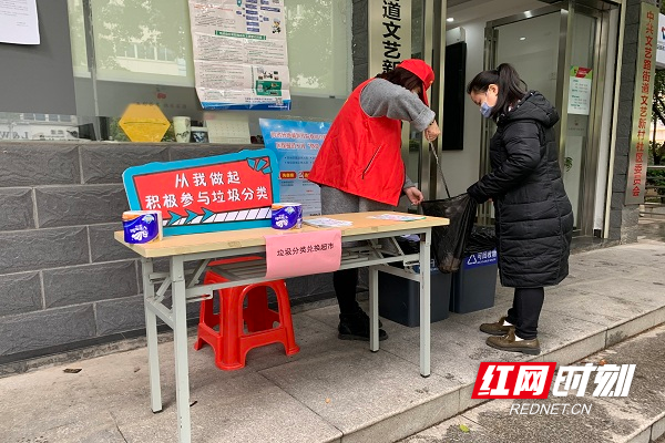 志愿者为居民耐心分拣容易混淆的垃圾.jpg