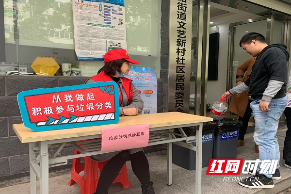 居民前来投递可回收垃圾，兑换生活用品.jpg
