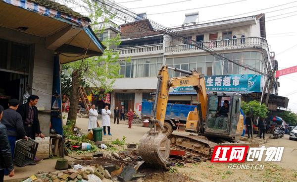 图一：鼎城区周家店镇瓦屋垱村“马路市场”整治现场.png