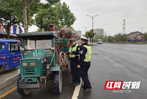 图五：交警部门开展顽瘴痼疾路面整治战.jpg