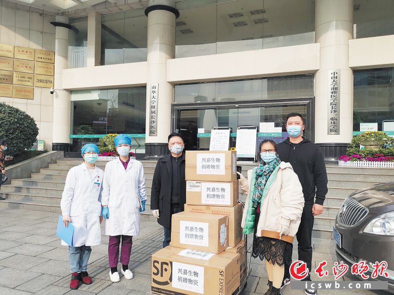 　　市政协常委黄逸强（中）为战斗在前线的医护人员送去捐赠的医疗物资。