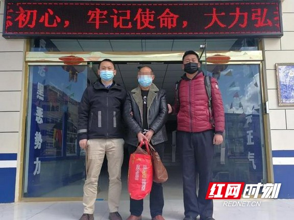 办案民警将犯罪嫌疑人带回安化。.marked.jpg