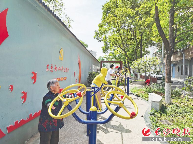天心区长坡社区将原来的一片荒地改造成为健身公园，吸引居民来打卡健身。长沙晚报全媒体记者 王斌 摄