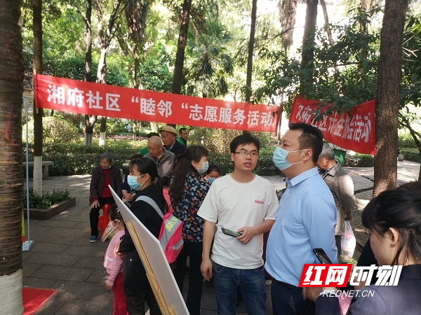 社区垃圾分类督导员向居民宣讲垃圾分类.jpg