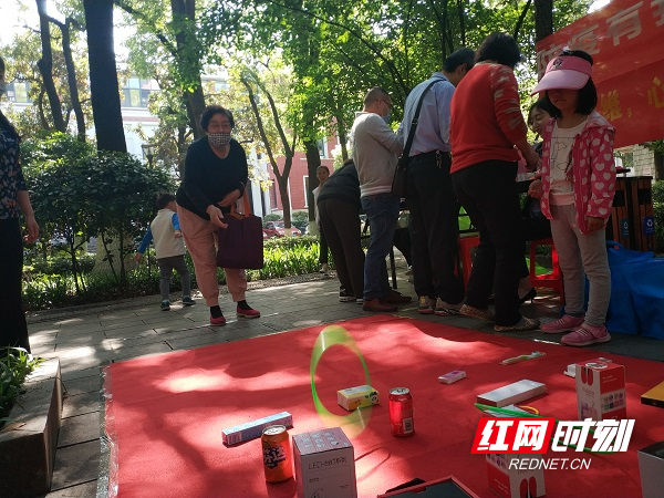 答题正确的居民可以参加游戏赢取礼品.jpg