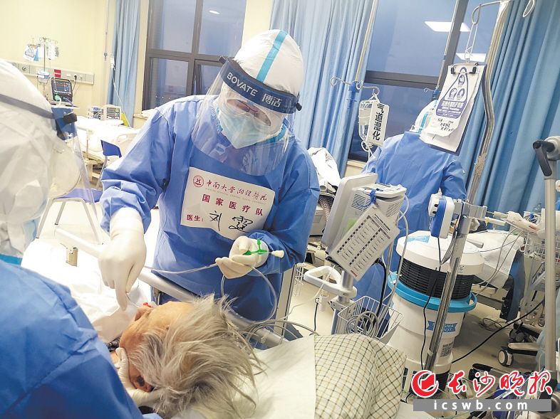 　　市政协委员刘霆在武汉抗“疫”一线为患者进行治疗。