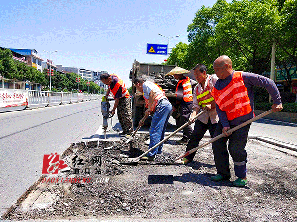清理修补破损路面.gif