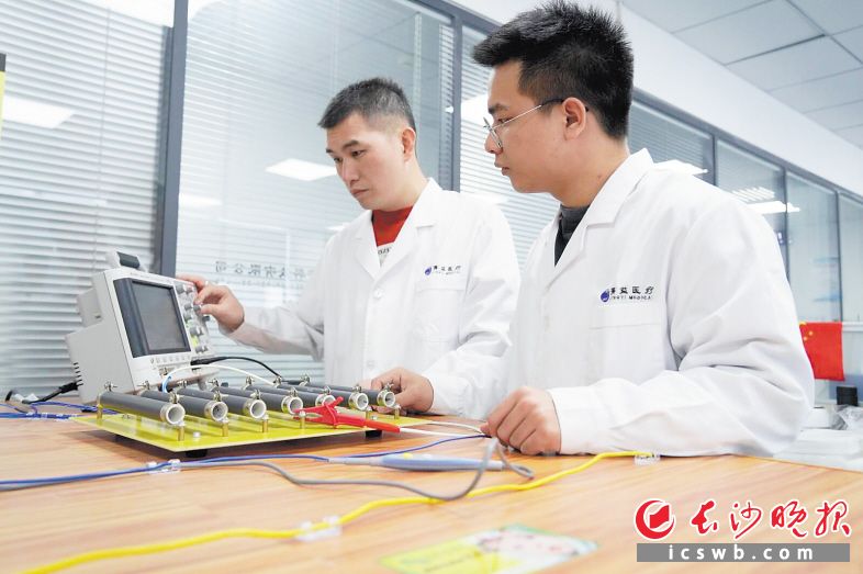 　　湖南菁益医疗科技有限公司科研人员正在进行测试分析。长沙晚报全媒体记者 邓迪 摄