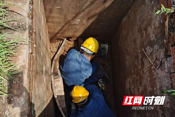 供电人员检修电缆.jpg 供电人员检修电缆.jpg