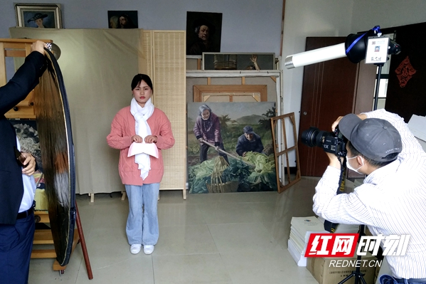 6画家章作人为胡佩拍摄人物造型.jpg