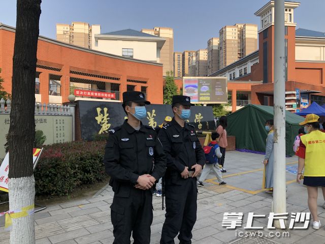 民警在校园门口执勤,为全面复学复课护航。 警方供图 民警在校园门口执勤,为全面复学复课护航。 警方供图