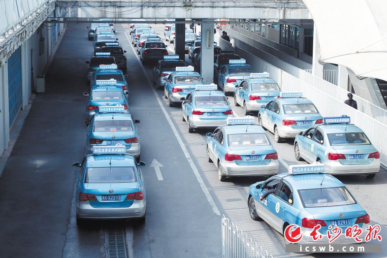 　　长沙出租车老式顶灯被新款智慧顶灯逐渐取代，越来越有颜值。汪翊东 摄