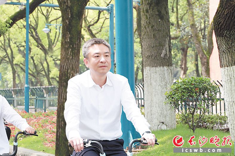 周凡