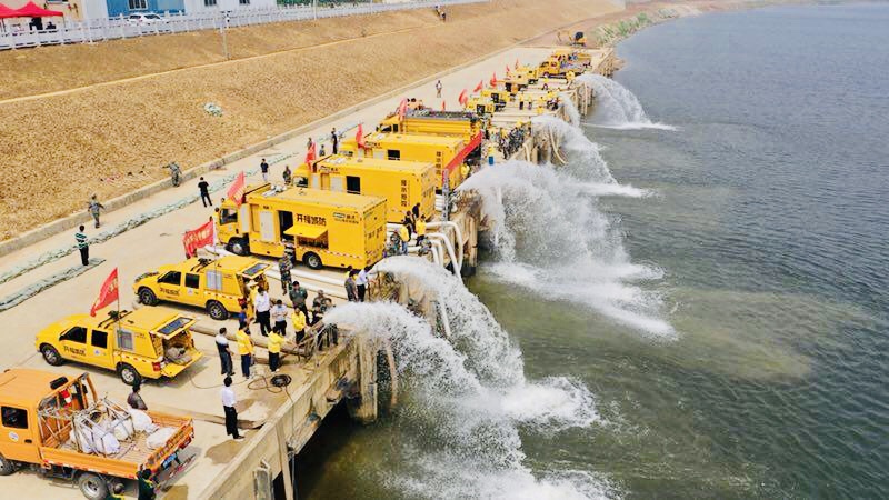 十余台抢险泵车火力全开，模拟抽排洪涝积水。 全媒体记者 陈飞 李卓 摄影报道