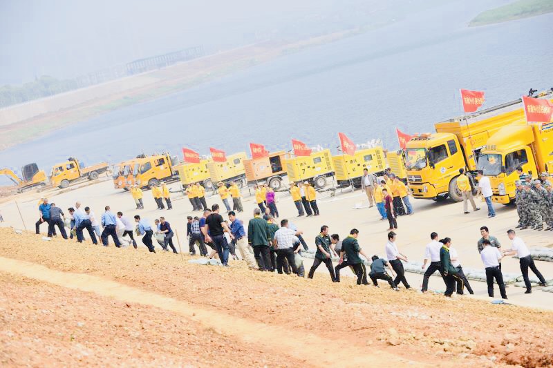 防汛演习现场，抢险人员和现代化机械设备协作。 全媒体记者 陈飞 李卓 摄影报道