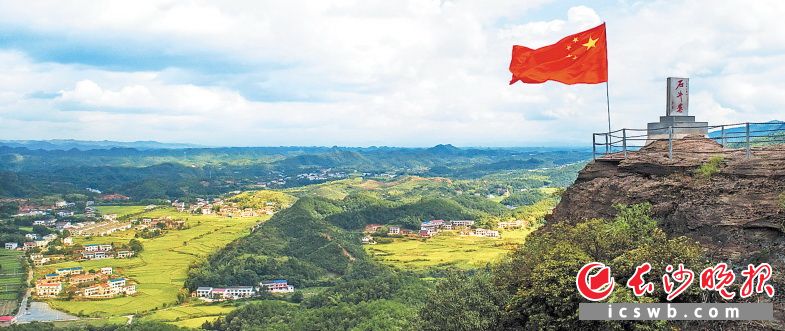 　　石牛寨牛头峰。本版除署名外均为资料图片