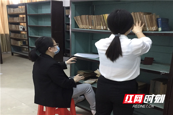 图书审查清理行动组成员清理登记书籍1.JPG