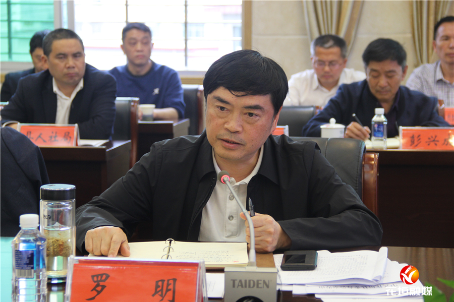 花垣县委理论学习中心组举行第3次集体扩大学习